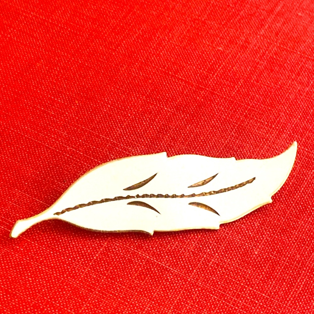 Vintage 70s White Enamel & Gold etching Feather Leaf Broach